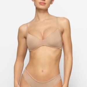 SKIMS  Wireless Form Push-Up Plunge Bra